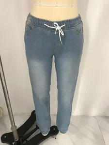 Detail der hellblauen Jogginghose mit elastischem Bund, Tunnelzug und Denim-Waschung
