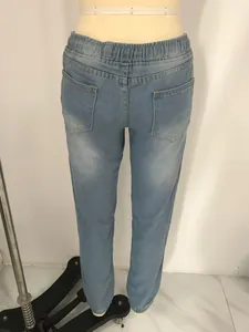 Detailansicht der Rückseite hellblauer Denim-Hose mit elastischem Bund und Taschen