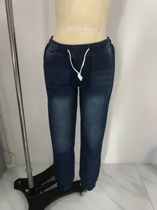 Detail einer dunkelblauen Denim-Jogginghose mit elastischem Bund und weißem Kordelzug