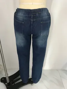 Detailansicht von Elastikbund und Gesäßtaschen an dunkelblauer Waschung Jeanshose