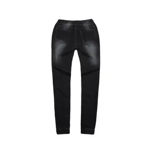 Detailansicht von elastischem Bund und Gesäßtaschen an dunkelgrauen Washed-Denim-Joggers