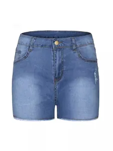 High-Waist-Jeans-Shorts in Hellblau mit Fransen am Saum und goldenen Knöpfen vor weißem Grund