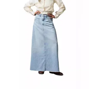 Detailansicht eines hellblauen Denim-Maxirocks mit hoher Taille und Fransensaum