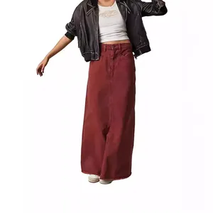Detailansicht eines dunkelroten Jeansrocks mit hoher Taille, Steppnähten und Metallknopf