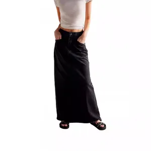 Detail eines schwarzen Maxi-Jeansrocks mit hoher Taille und großen Seitentaschen