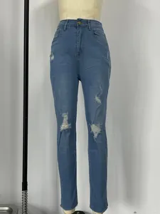 Détail de jean skinny bleu clair avec genoux déchirés et ourlets effilochés