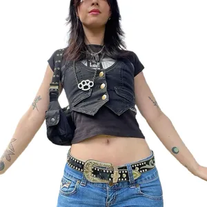 Dettaglio di un gilet corto in denim nero con bottoni metallici e cintura con strass lucidi