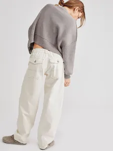 Maglione grigio scuro da donna con pantaloni casual a vita alta bianchi a gamba dritta