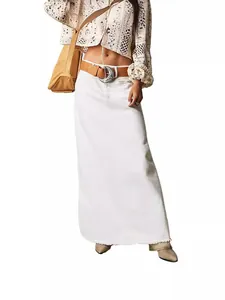 Weißer Denim-Maxirock mit offenem Saum und Bohème-Gürtel für Damen