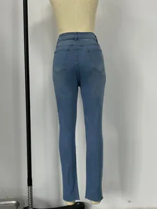 Détail de l'arrière d'un jean skinny taille haute avec ourlet brut et poches