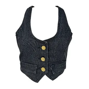 Dettaglio del gilet denim nero a lupetto con tre bottoni dorati e orlo a V sul davanti