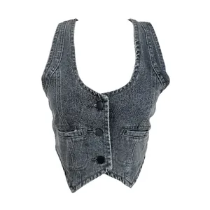 Dettaglio del gilet di jeans grigio scuro con scollo a U e chiusura a tre bottoni