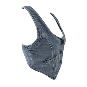 Dettaglio del gilet in denim vintage con scollo a V, bottoni e orlo a punta triangolare