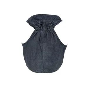 Dettaglio del gilet in denim per animali con scollo elastico a pieghe e cuciture rinforzate