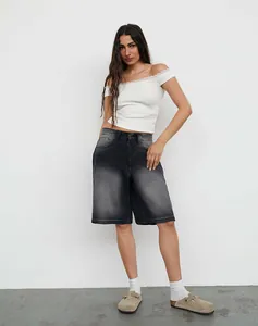 Detalle de bermudas de mezclilla gris oscuro lavado con cintura alta y pernera ancha
