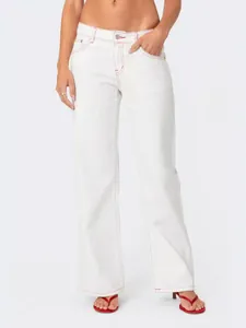 Jeans bianchi a gamba dritta da donna con cuciture rosse e toppa fragola a fiocco