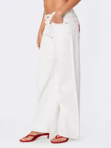 Jeans bianchi a gamba larga da donna con cuciture rosse a contrasto e ricamo a cuore