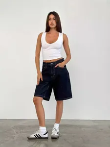 Atuendo de verano para mujer con chaleco blanco cuello en U y bermudas denim azul oscuro
