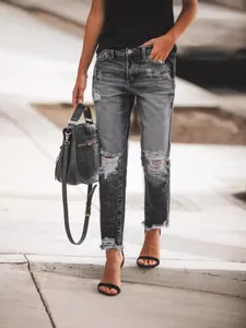 Jean gris pour femme avec genoux déchirés et ourlets effilochés pour un style urbain décontracté