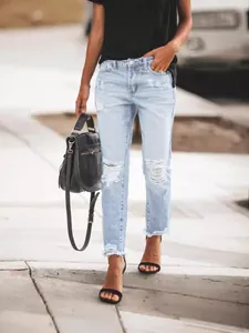Jean femme délavé clair avec genoux déchirés et ourlets effilochés pour un style urbain