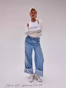 Vaqueros de mujer azul claro de pierna ancha con vuelta en denim lavado vintage y corte recto