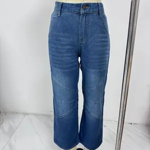 Détail d'un jean vintage à taille haute avec coutures patchwork incurvées et boutons en métal