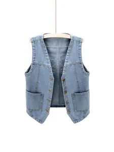 Chaleco vaquero vintage para mujer en azul claro con botones metálicos y bolsillos