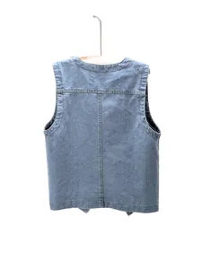 Vista trasera del chaleco vaquero azul claro con cuello redondo y diseño casual sin mangas