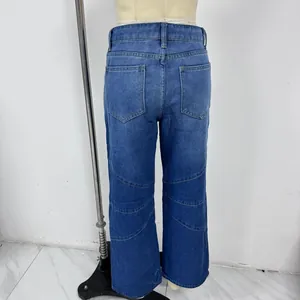 Vue détaillée du jean taille haute avec un design patchwork incurvé sur les jambes arrière