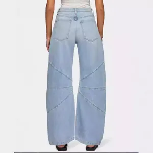 Vue arrière du jean taille haute à jambes larges avec délavage vintage et coutures géométriques