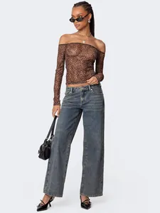 Damen Leopard Netz-Oberteil mit schulterfreiem Schnitt und weiter Denim-Jeans