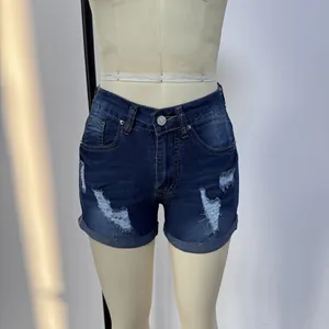 Dettagli di pantaloncini di jeans blu scuro con strappi usurati e orli arrotolati