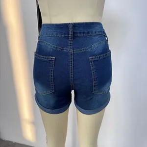 Dettaglio ravvicinato di shorts in denim blu scuro con risvolto e tasche posteriori