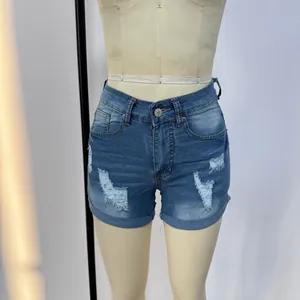 Dettaglio degli shorts di jeans blu a vita alta con effetto consumato e orlo risvoltato