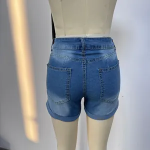Dettaglio degli shorts in denim con vita alta, tasche posteriori e orlo risvoltato