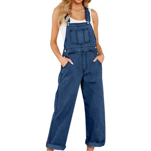 Detailansicht einer dunkelblauen Latzhose aus Denim mit Metallschnallen und Tasche