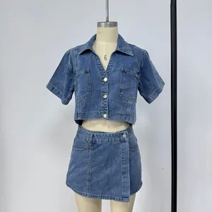 Dettaglio del set due pezzi in denim con tasche camicia e trama della gonna a portafoglio