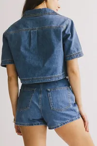 Vista detallada de la espalda del conjunto vaquero con chaqueta con pliegues y shorts