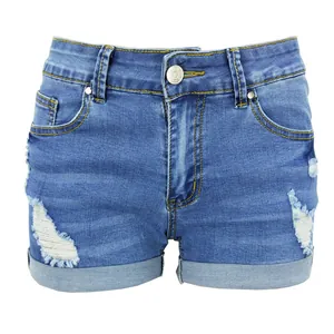 Dettaglio degli shorts in denim blu lavato con strappi decorativi e risvolto fisso