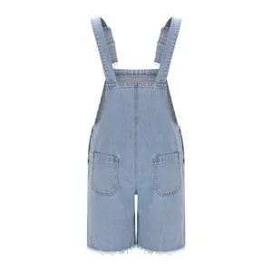 Detail der verstellbaren Metallschnallen und des Fransensaums an hellblauen Jeans-Latzshorts