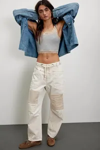 Détail du pantalon patchwork vintage avec éclaboussures de peinture et cordon en coton