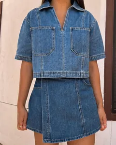 Detalle del conjunto de dos piezas en denim azul con top de cuello polo y bolsillos de parche