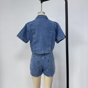 Vista posteriore di un set denim due pezzi con top a maniche corte e pantaloncini a vita alta