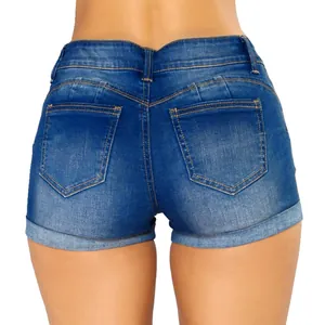 Dettaglio degli shorts in denim con taglio modellante e orlo risvoltato con cuciture gialle