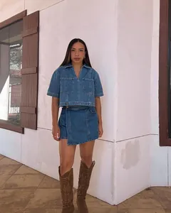 Detalle del conjunto vaquero de dos piezas con camisa de manga corta y falda asimétrica