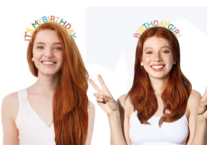 Gros plan de serre-têtes d'anniversaire avec lettres colorées portés par des modèles