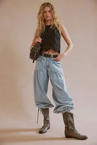 Gilet nero all'uncinetto con jeans cargo azzurri e stivaletti marroni vintage
