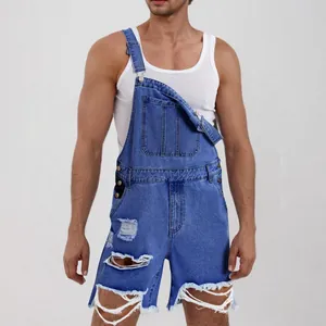 Detailansicht der Herren-Jeanslatzhose mit Destroyed-Effekten und Vordertasche