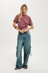 Vue complète d'un t-shirt violet avec un jean cargo large bleu clair pour femme