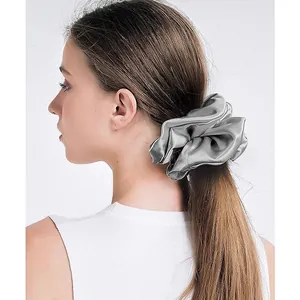 Coletero elegante de satén gris plateado con textura de seda brillante para coletas con estilo